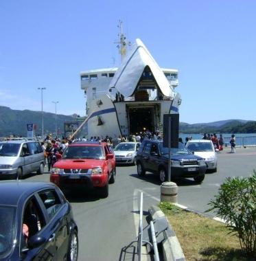 Un traghetto Toremar in porto a Portoferraio 