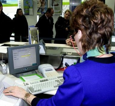 <b>BANCHE. </b>Clienti in coda a uno sportello 