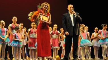 La direttrice della scuola Patrizia Gaddi, insieme alle allieve durante la premiazione al Festival Yourdance 2011