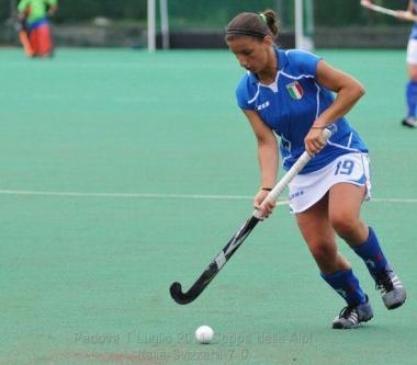 <b>HOCKEY SU PRATO</b> A sinistra Evelina Tiralongo in azione, a destra Martina Chirico           