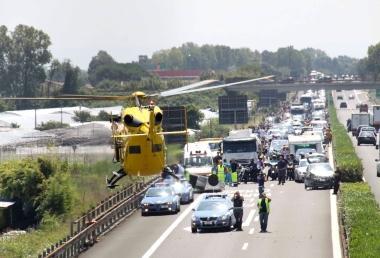 <b>SOCCORSI.</b> Lelicottero atterra sullA12 per prelevare la donna ferita 