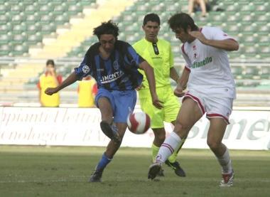 <b>AC PISA. </b>A sinistra Marco Esposito in un Bari-Pisa del 2007 contro Ciotola; sopra e a destra lamichevole di ieri con il Bagni di Lucca: unazione di gioco e il saluto dellundici iniziale al comunale Alfredo Pagni   