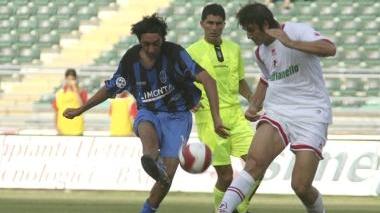 <b>AC PISA. </b>A sinistra Marco Esposito in un Bari-Pisa del 2007 contro Ciotola; sopra e a destra l’amichevole di ieri con il Bagni di Lucca: un’azione di gioco e il saluto dell’undici iniziale al comunale Alfredo Pagni