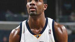 <b>WALLPAPER FROM NBA </b>A destra un poster di Jones quando vestiva da rookie la maglia dei Philadelphia. Qua sopra Jones in lunetta con Memphis