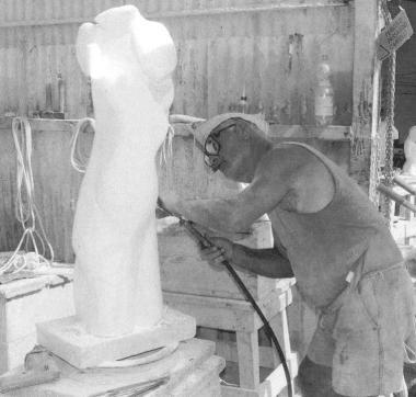 Artigiani del marmo al lavoro Ma per la Cgil c’è il rischio dell’estinzione dell’intero settore