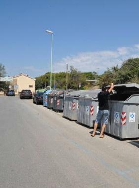 Cassonetti sul viale Italia 