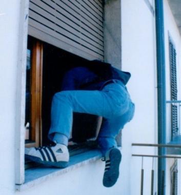 Porte e finestre lasciate aperte, soprattutto destate, accrescono il rischio di sgradevoli visite da parte dei ladri  