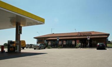 <b>STAZIONE E AUTOGRILL. </b>Questa &egrave; una delle stazioni di servizio che non &egrave; pi&ugrave; prevista nel progetto della Sat, ne resteranno solo due nel tratto di Capalbio una per lato       