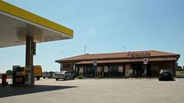 <b>STAZIONE E AUTOGRILL. </b>Questa è una delle stazioni di servizio che non è più prevista nel progetto della Sat, ne resteranno solo due nel tratto di Capalbio una per lato