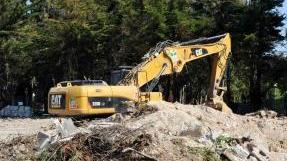 Una ruspa impegnata in un lavoro di demolizione