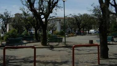 Uno scorcio di via Taddeini e a sinistra Piazza del Popolo