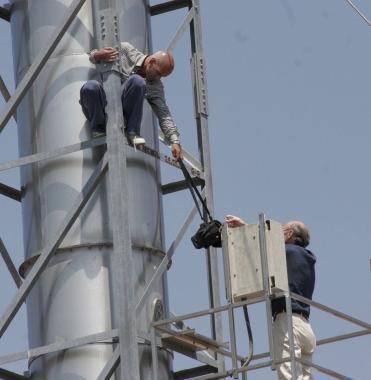 Sopra De Pasquale sul traliccio mentre riceve il denaro 