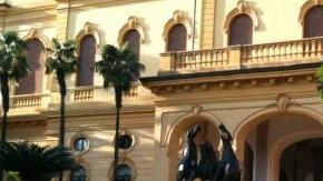 Una corale improvvisa una esibizione davanti a una statua di Arnoldi