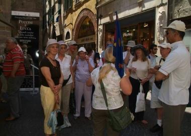 A sinistra Rodolfo Pasquini. Sopra: turisti in citt&agrave; destate (archivio) 
