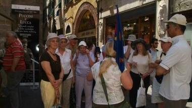 A sinistra Rodolfo Pasquini. Sopra: turisti in città d’estate (archivio)