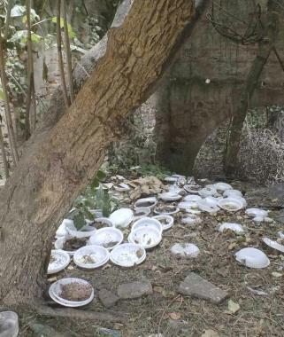 Rifiuti abbandonati nel Parco delle Mura nei pressi della rotonda di via Conte Fazio   