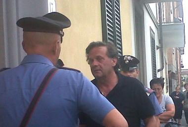 Roberto Baldi mentre entra nellabitazione in via Ariosto 17 