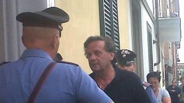Roberto Baldi mentre entra nell’abitazione in via Ariosto 17