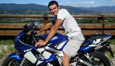 Muore tra le fiamme davanti al padre dopo essere scivolato con la moto