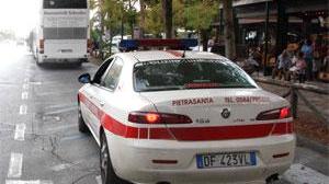 Torna dal mare con le figlie di 4 anni, minacciata dal ladro poi arrestato