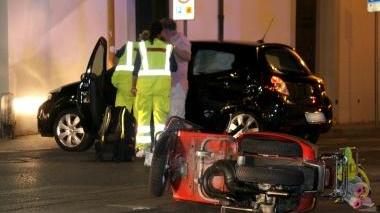 Vespa buca il semaforo rosso e manda in testacoda un'auto