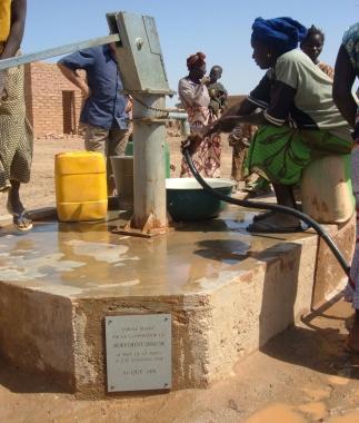Pozzo costruito da una missione in Burkina Faso   
