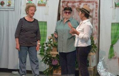 Un momento dello spettacolo con la Compagnia delle nonne 