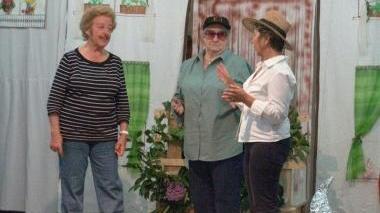 Un momento dello spettacolo con la “Compagnia delle nonne”
