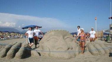 <b>SABBIA. </b>Sopra, la scultura che ha vinto: “Africanism” A destra un artista al lavoro