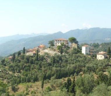 Una veduta del paese di Mommio nel comune dl Fivizzano 