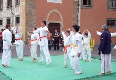<b>LA FESTA DEL CSI. </b>Due momenti delle manifestazioni sportive per San Ranieri e il gruppo dei partecipanti sotto la Torre  