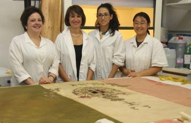 Alcune delle restauratrici del consorzio “La Tela di Penelope” che lavorano all’interno del Museo del Tessuto