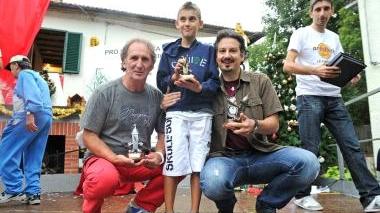 Mattia Gavazzi (al centro) vincitore del 35º campionato della bugia con Rolando Bettazzi e Mario Luceri, classificatisi secondo e terzo