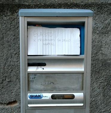 Il parcometro danneggiato in via Biagi a Castiglioncello Non &egrave; lunico ad essere finito nel mirino dei vandali 