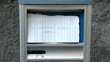 Il parcometro danneggiato in via Biagi a Castiglioncello Non è l’unico ad essere finito nel mirino dei vandali