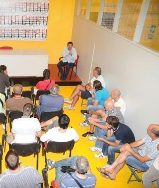 Bruno Russo nella sala stampa del Porta Elisa spiega il progetto della nuova Lucchese a un centinaio di tifosi (vip)