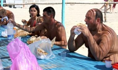 Lofferta di una pescheria (foto darchivio) e i turisti fai da te organizzati con bibite e panini per il mare  