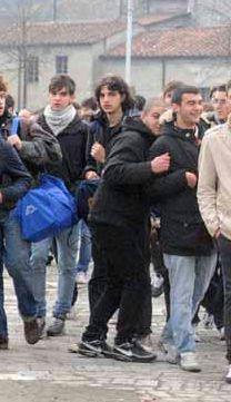 Ragazzi giocano a pallone 