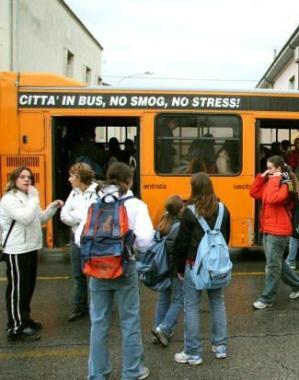 Giovani alla fermata dellautobus 