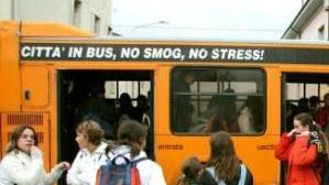Giovani alla fermata dell’autobus