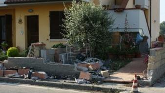 Quello che resta del muro di cinta dell’abitazione dopo lo scontro