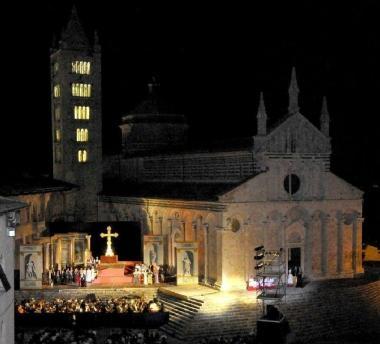<b>MAGIA </b>Piazza del Duomo illuminata per lopera lirica 