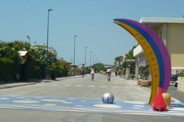 <b>LUNGOMARE.</b> Una delle due banane 