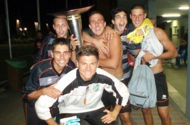 <b>CON LA COPPA.</b> La squadra dellHellas 