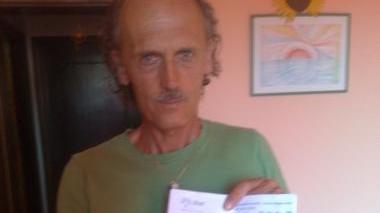 Alessandro Chesi mostra la bolletta di Enel Energia