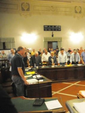 Il gruppo del centrosinistra e (a destra) quello di Forza Lucca 