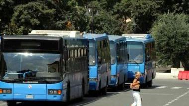 <b>TRASPORTO PUBBLICO. </b>Mezzi dell’Atn al capolinea cittadino