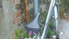 Parcheggia la bicicletta e i ladri la smontano