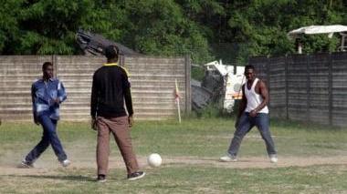 I profughi durante un momento di relax al campo sportivo di Aulla