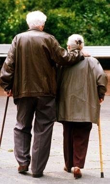 Coppia di anziani a passeggio